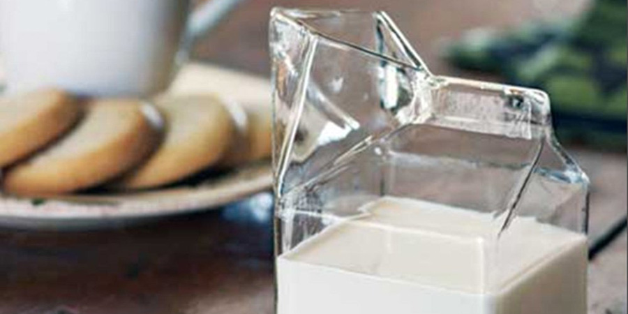 verre en forme de brique de lait